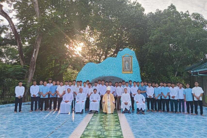 ၥၫ့ခိၪဒိၪHenryမၩ့အဲၪချံၫ့ ဝဲထၪ့အ့ၪ (၂၀၂၅-၂၀၂၆) မိုင်းနား စင်မနာရီ ဆၧမၩလိၪလံၬအနံၪ့