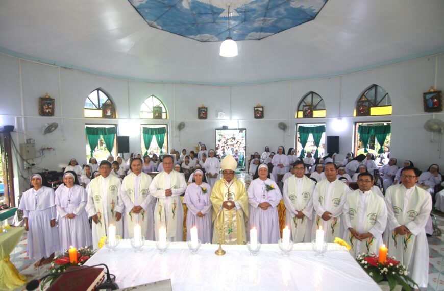 Mother Marci Colette ဒဲ Mother Margaret Mary နံၪ့၅၀ ယူၩဘလံၫ