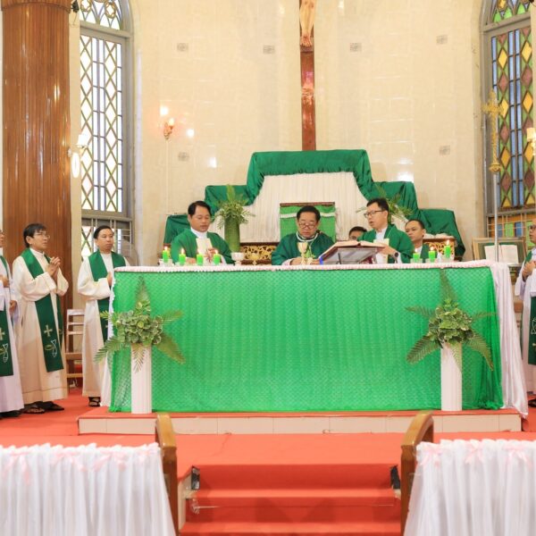 ၥၫ့ခိၪဒိၪ Bishop J.V Sequira ဒဲ Bishop Joseph Mahn Erie အဆၧနၪ့ထၪ့