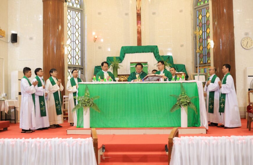 ၥၫ့ခိၪဒိၪ Bishop J.V Sequira ဒဲ Bishop Joseph Mahn Erie အဆၧနၪ့ထၪ့