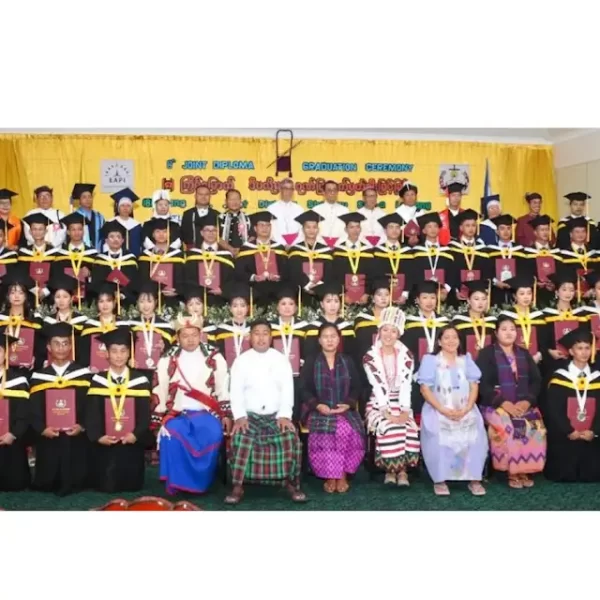 မြစ်ကြီးနားဝံး ဧဒင်ဆၧအီၪကီၪ့ စိန့်လုကာကောလိပ် (St. Luke’s College) ဆၧမၩလိၪဖျါ
