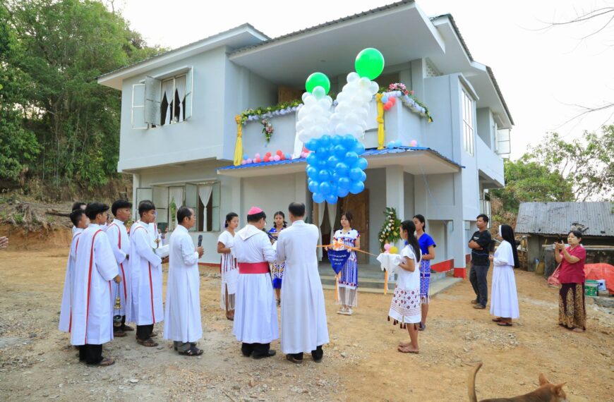 “ဘၪဆၧဆိၪဂ့ၩဆိၪဘွၩ ပြောင်းပြန်ဆၧအီၪကီၪ့ စိန့်ဖရန်စစ်ဇေးဗီးယား မံၭထၭမုၪလဖၪအကၠီး” –